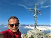 63 Alla croce di vetta del Grignone-Rif. Brioschi (2410 m)...il cielo e blu sopra le nuvole !